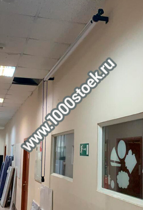 Проекционный экран (механический, рулонный)